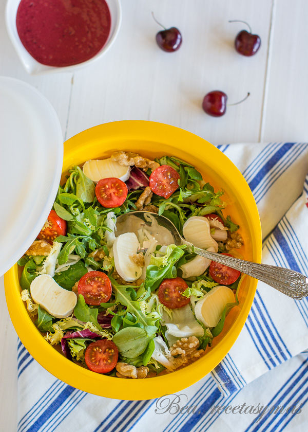 Ensalada de queso y nueces con vinagreta de cerezas