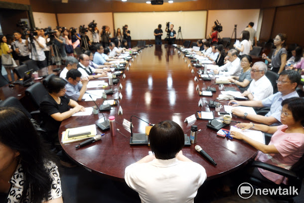 勞動部長林美珠今(18)天親自主持基本工資審議委員會。 勞動部長林美珠今(18)天親自主持基本工資審議委員會。