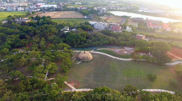 桃園有個舊的營區,2017桃園地景藝術節賦予他新的詮釋,藝術家馬修連恩及江元皓用聲音與環境互動,藝術家在地面上出現一顆用竹片包圍而成的圓形地景,裡面還會傳出馬修.連恩所做的悠揚樂曲。 桃園有個舊的營區,2017桃園地景藝術節賦予他新的詮釋,藝術家馬修連恩及江元皓用聲音與環境互動,藝術家在地面上出現一顆用竹片包圍而成的圓形地景,裡面還會傳出馬修.連恩所做的悠揚樂曲。