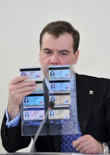 Ο κίνδυνος από μια Κάρτα που κάνει τα πάντα.  Medvedev+electronic+id