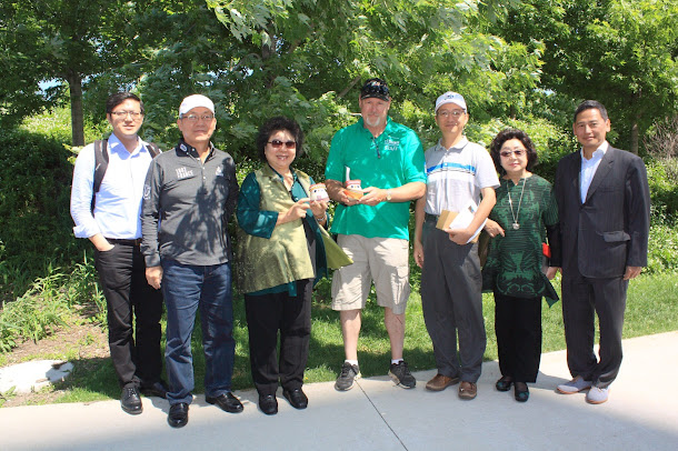 多倫多公園處官員Stuart Slessor(右1)向陳菊市長(右3)解說公園特色。 多倫多公園處官員Stuart Slessor(右1)向陳菊市長(右3)解說公園特色。