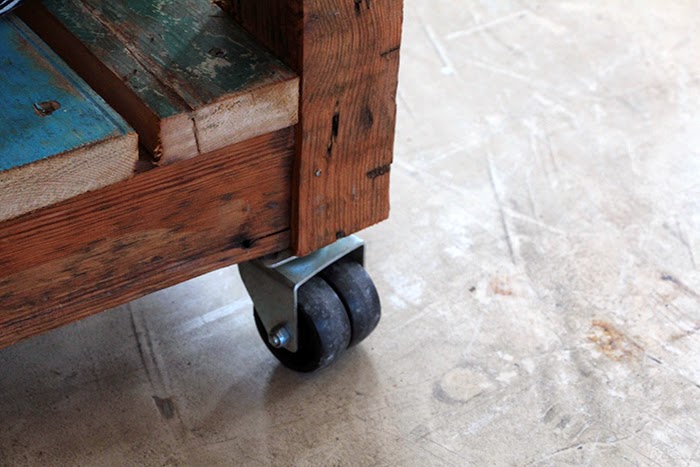 Boulevard Saenz Peña: DE MUEBLES, ALMOHADONES Y DOMINGOS