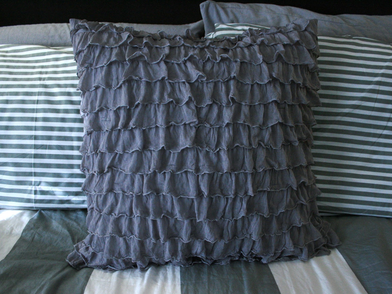 A durable, quality ruffle pillowtutorial! / Create / Enjoy