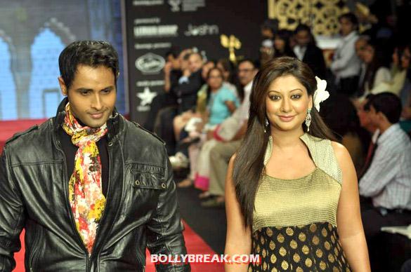 Manoj Biddvai, Ravee Gupta - (11) - Gitanjali Beti show at IIJW 2012