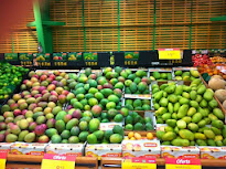 Выбор манго в супермаркета