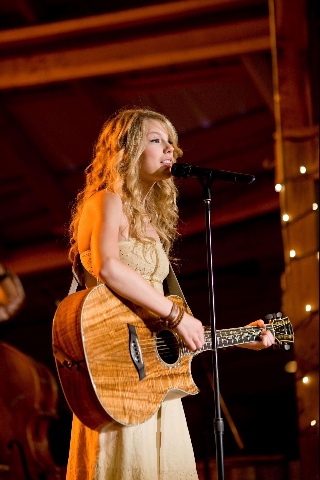 http://3.bp.blogspot.com/-y5B0-CWf3bs/T-p3llUCEBI/AAAAAAAACyc/E1vw_3hnkuI/s1600/taylor-swift-1319159236.jpg