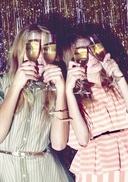 chicas brindando con champan