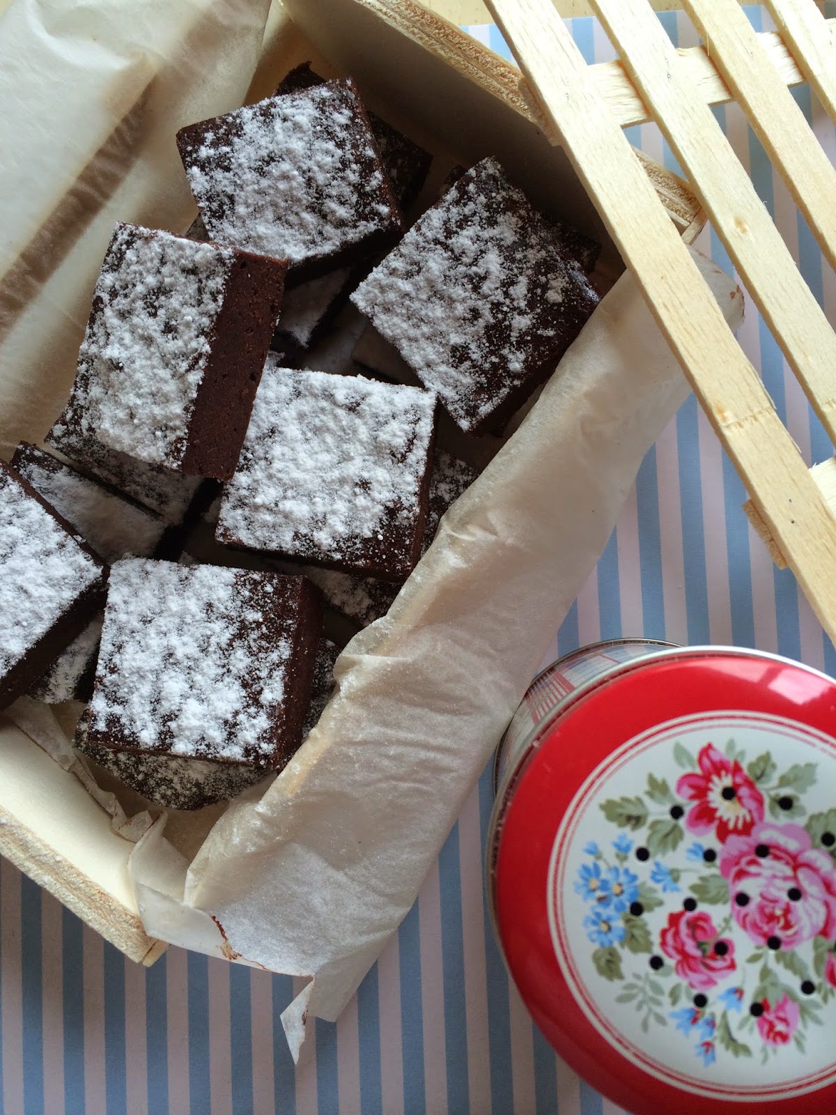 Brownie de chocolate, con cacao en polvo Dorcas en colores pasteles