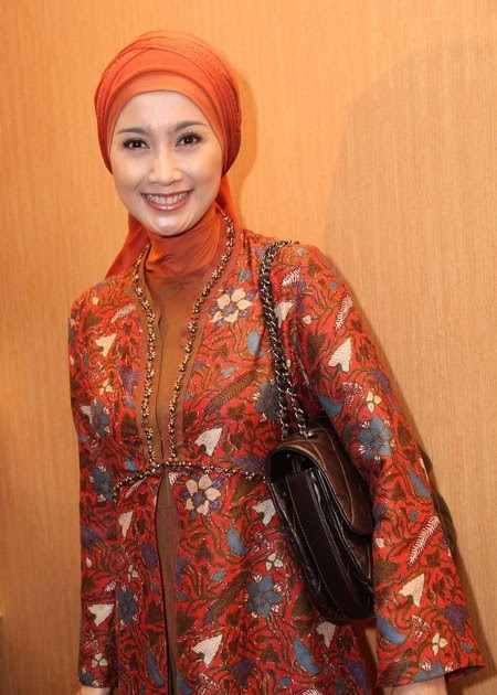 *c a c a m e r b a*: desy ratnasari : jilbab itu pilihan