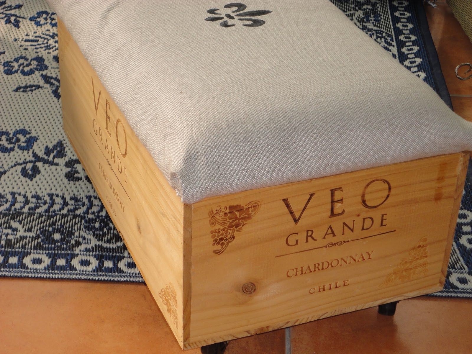 Winebox Ottoman!! Wine crate ottoman, Wine crate, Diy ottoman