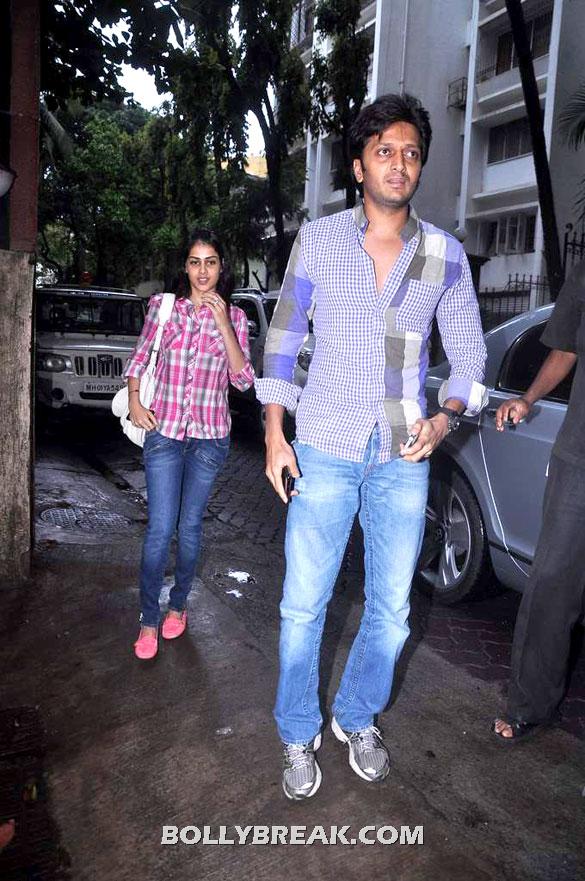 Genelia Dsouza walks behind while Riteish Deshmukh is in front - (5) - Riteish & Genelia came to Watch 