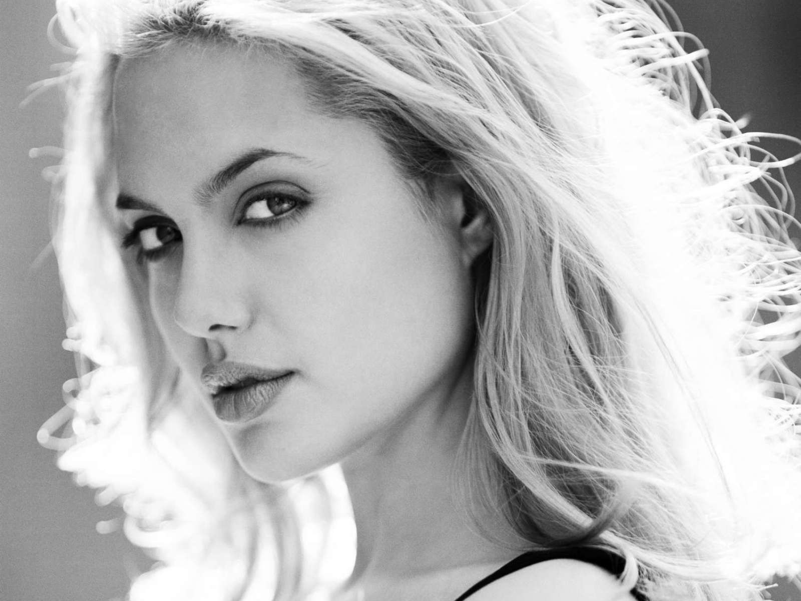 http://3.bp.blogspot.com/-yDmofehUfuc/UBTl-IpuwhI/AAAAAAAAMck/R8NpiFKMb8s/s1600/Angelina-Jolie-330.jpg