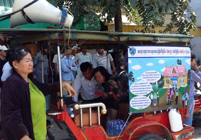 រ៉ឺម៉កកង់បីរបស់ក្រុមការងារគណបក្សសង្គ្រោះជាតិ ដែលអាជ្ញាធរខណ្ឌចំការមន រារាំងមិនឲ្យផ្សព្វផ្សាយឲ្យពលរដ្ឋចុះឈ្មោះបោះឆ្នោត នៅថ្ងៃទី១២ វិច្ឆិកា ឆ្នាំ២០១៦។ RFA/Sochivy