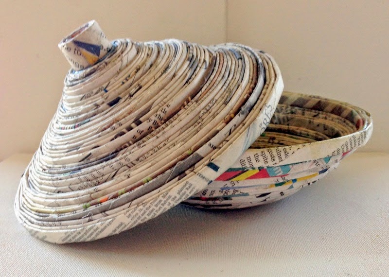 http://plumperfectandme.blogspot.com/2014/06/recycled-newspaper-bowl-with-lid-diy.html