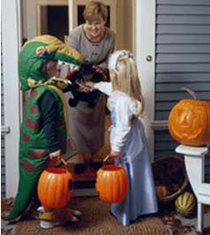 Crianças E Pais No Halloween Gostosuras Ou Travessuras. Família Em Trajes  De Halloween Com Sacos De Doces Andando Na Rua Decorada Doces Ou  Travessuras. Bebê E Pré-escola Comemorando O Carnaval. Fantasia De