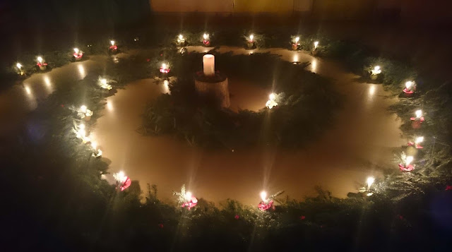 Adventsgärtlein Aufbau, Waldorfkindergarten, Zeremonie im Advent Adventsgärtlein Aufbau, Waldorfkindergarten, Zeremonie im Advent