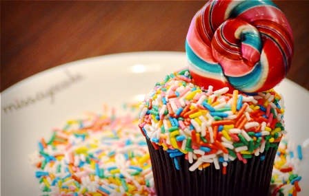 Toledo Bolos - Bolos decorados, Cupcakes e Doces personalizados para sua  festa no Rio de Janeiro: Bolo maquiagem M.A.C