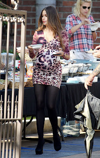 Sofia Vergara  having lunch at Modern Family  Set 