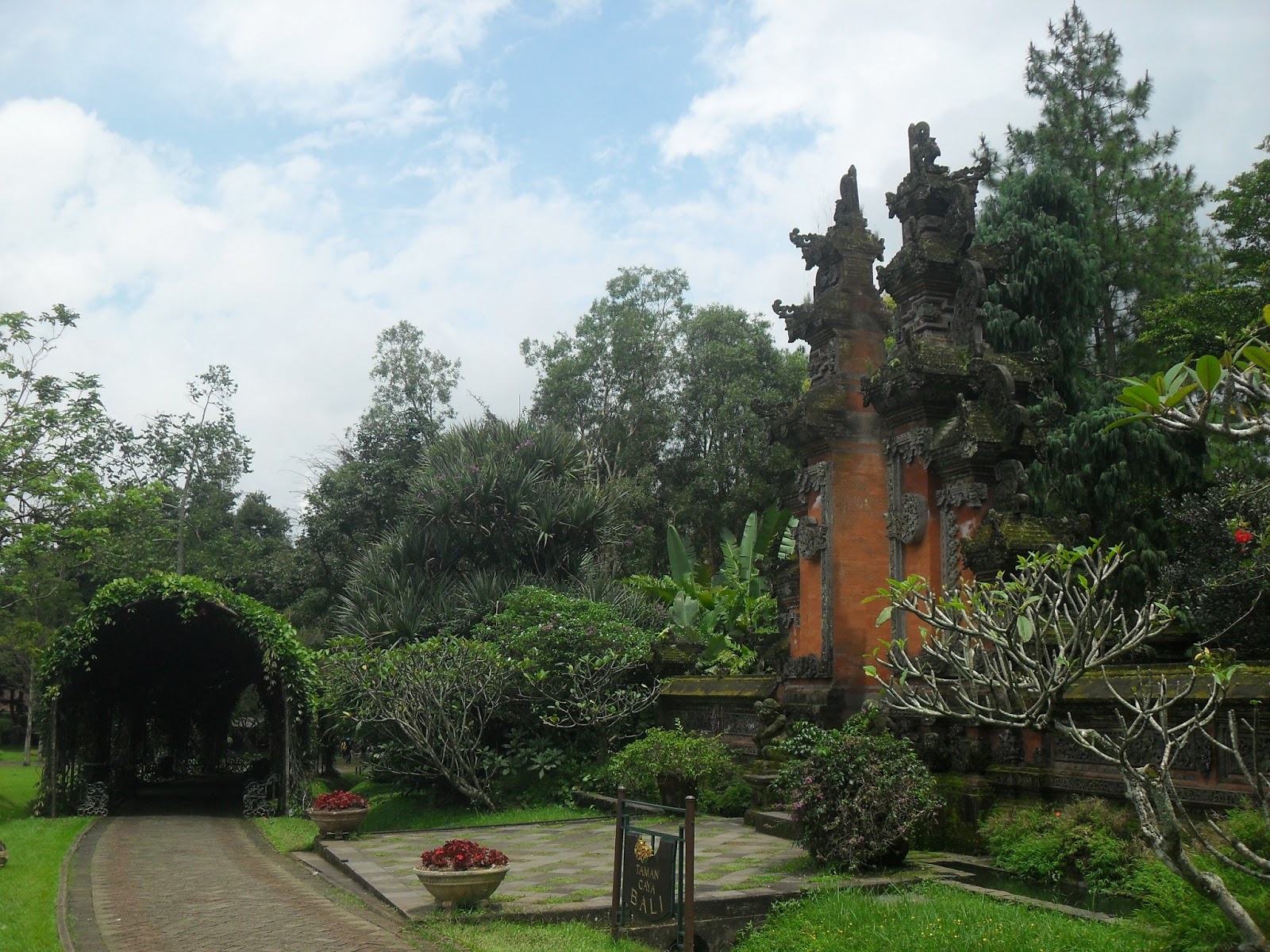 ALAM IMAJINASI: TAMAN BUNGA NUSANTARA
