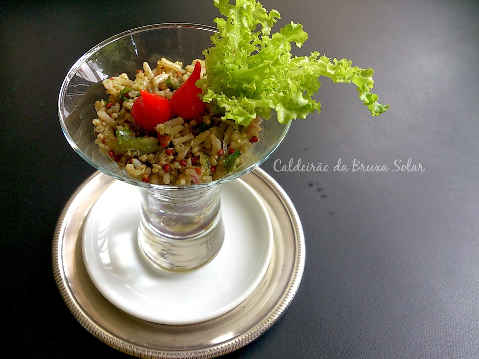 Salada de grãos ao molho de pesto de alface e pecãs