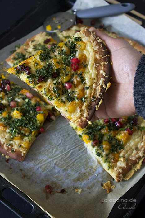 Pizza De Calabaza Caramelizada Y Kale Con Salsa De Granada Y Arándanos
