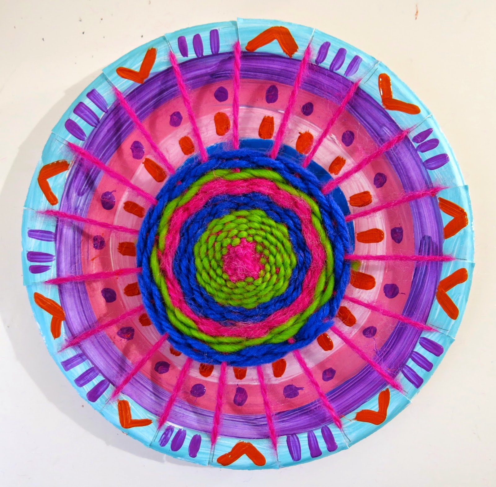 Cassie Stephens In the Art Room Circle Loom Weaving