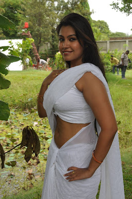 Hot Tamil Actress in White Saree Photos+ Actress in Saree Navel Show Photos