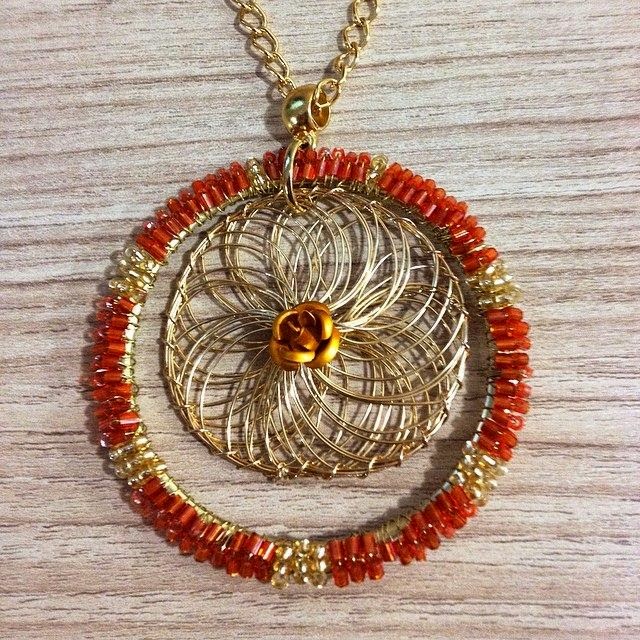 Colar mandala com pedrarias laranja