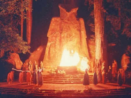 BOHEMIAN GROVE CLUB CALIFORNIA LA DEIDAD A LA QUE NIÑOS SON QUEMADOS VIVOS.