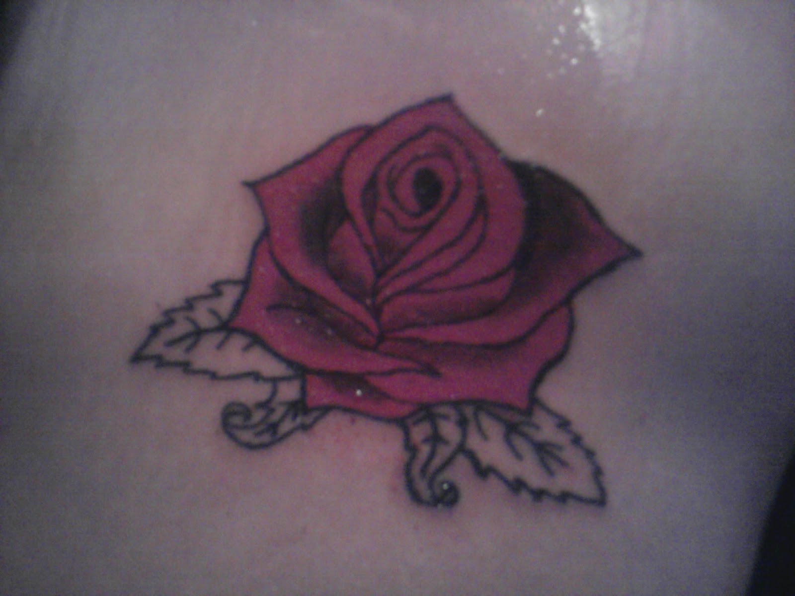 Heimdall Tattoo Rosa no Ombro.