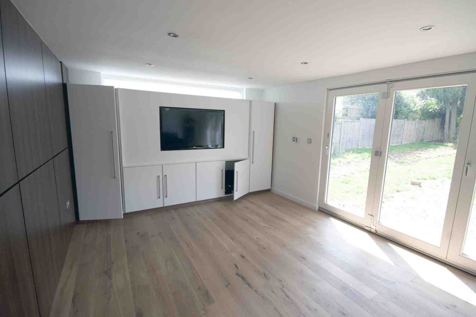 http://3.bp.blogspot.com/-yVIFjeb44to/T79PdVnRIqI/AAAAAAAAP6c/12g1K-hf170/s1600/Warlingham+Garden+Room+media+wall+and+integrated+cupboards.jpg