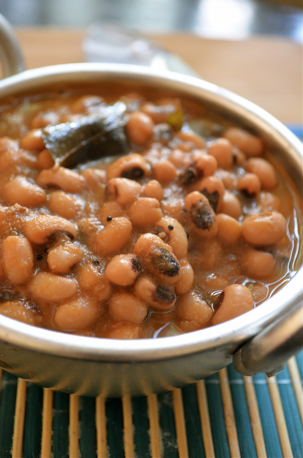 Dishing With Divya Cowpeas Curry / Black Eyed peas Curry / Lobia Curry