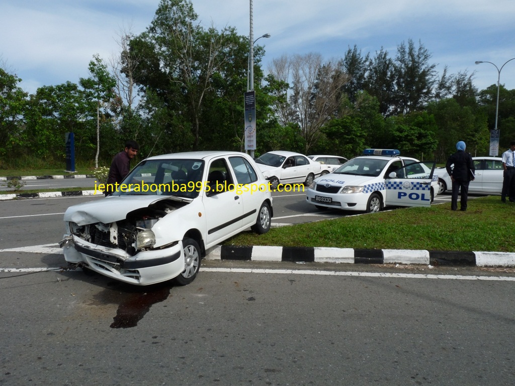 Brunei Fire&Rescue Department Appliances Accident at UBD Tjunction