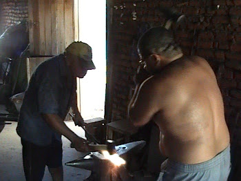 PAI E FILHO FAZENDO FOIXES ROCADEIRAS E ENXADAS NA ASA SUL DE CAJAZEIRAS