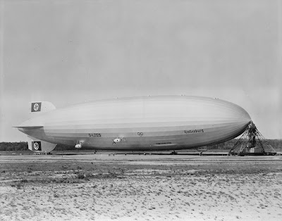 Os Zeppelins nos céus brasileiros  Zeppelin+Hindenburg_at_lakehurst