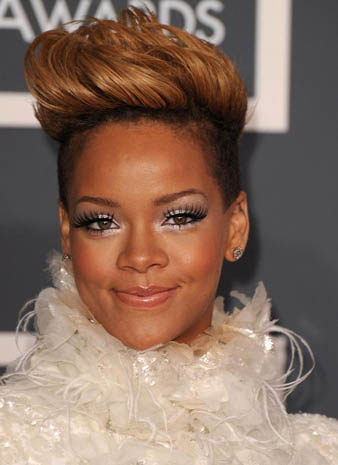 Rihanna Saç Rengi ve Rihanna Kısa Marjinal Saç Modeli Rihanna Karamel Saç Rengi ve Rihanna Dikleştirilmiş Saç modeli