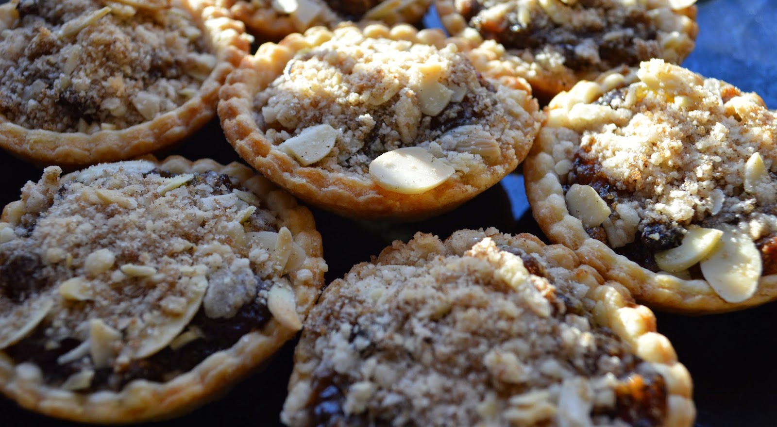 SWEET MINCE PIES WITH AN ALMOND & BROWN SUGAR CRUMBLE Life Without Lemons