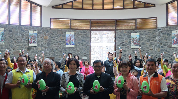 玉環天主堂牆面上繪製彩繪壁畫,使原本荒廢的老教堂再次重生。 玉環天主堂牆面上繪製彩繪壁畫,使原本荒廢的老教堂再次重生。