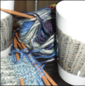 kaffikopp og strikketøy
