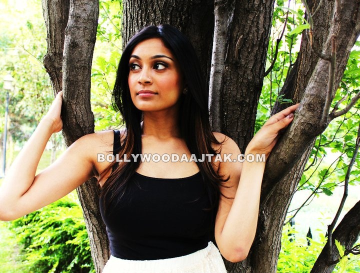 Akhina Mooken � Miss India Canada 2011 Photoshoot Pics - HOT DESI GIRLS PHOTOS - Famous Celebrity Picture 