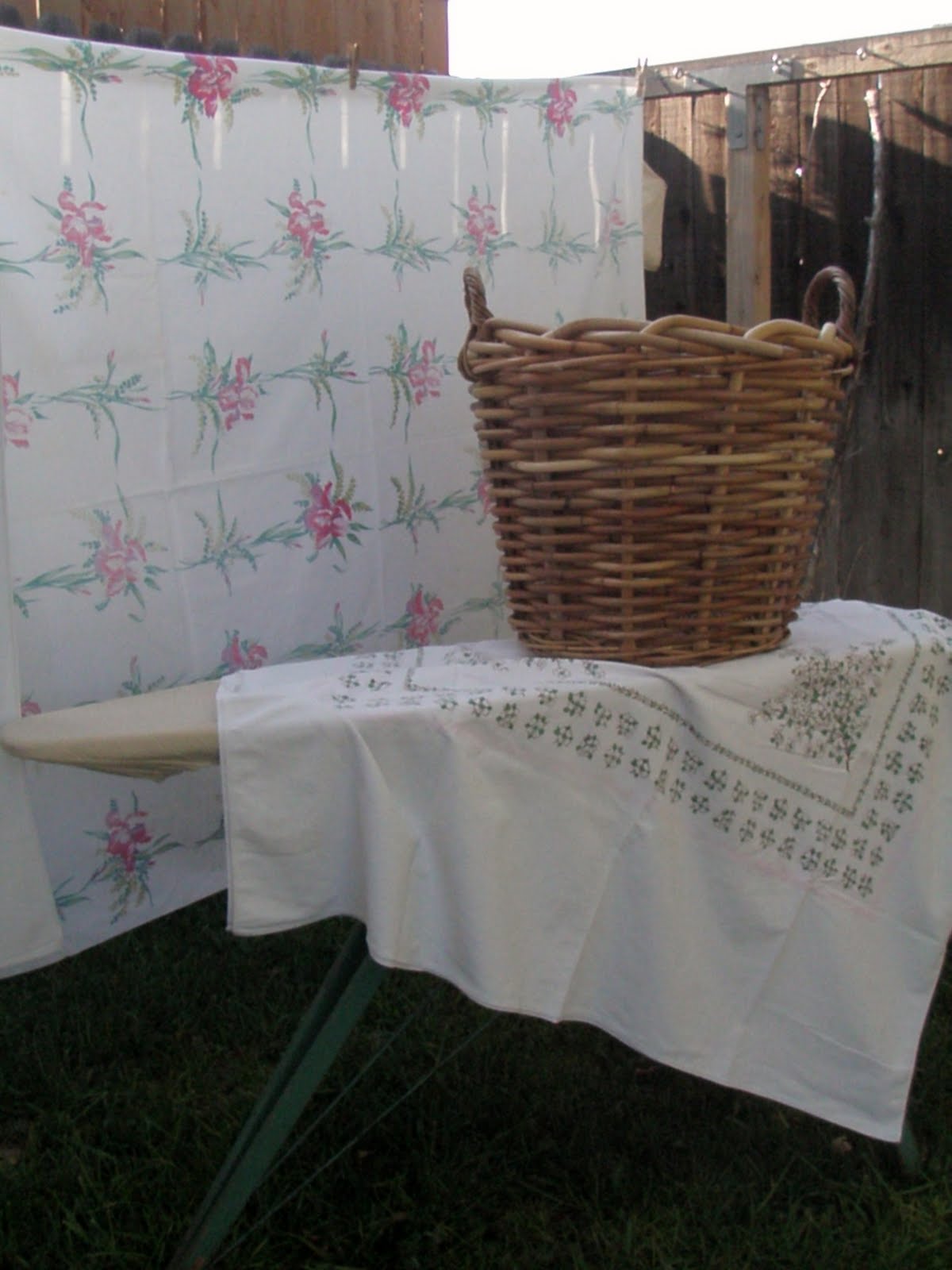 Cabin & Cottage Vintage Print Tablecloths