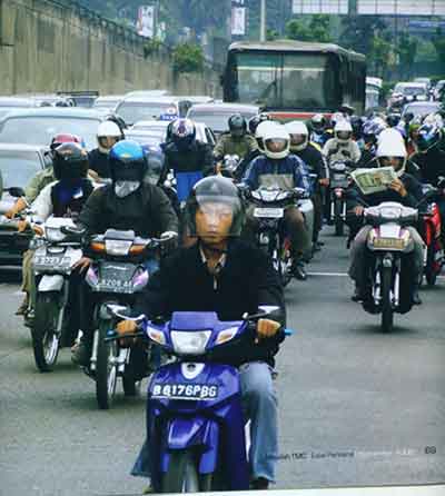 orang naik motor