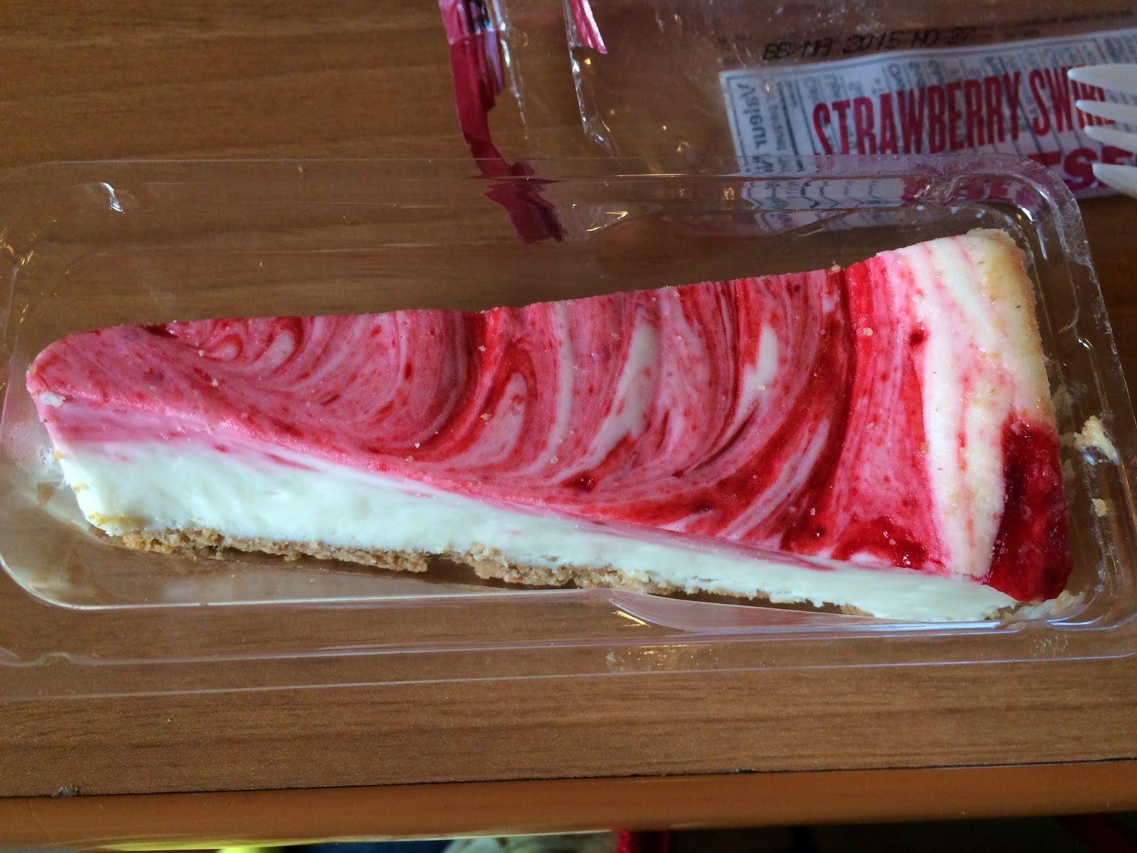 Strawberry Swirl Cheesecake From KFC / ケンタッキーのストロベリー スワール チーズケーキ I'm