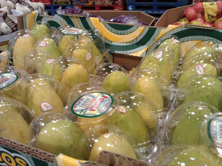 ATAULFO FROM ECUADOR AT COSTCO VISTA, CALIFORNIA MANGO WORLD MAGAZINE