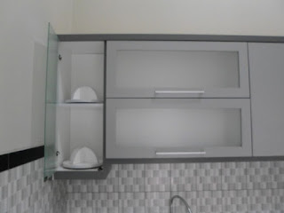 semarang furniture - kitchen set minimalis pintu kaca engsel hidrolis 03