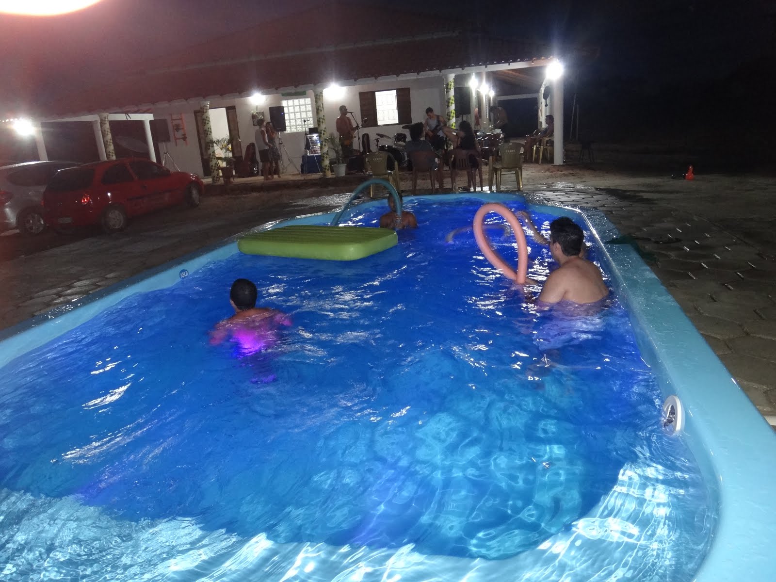 Curtindo a piscina de noite