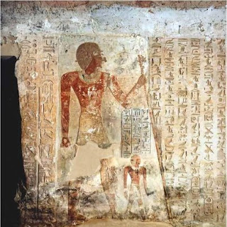 الصورة من مقبرة أحمس بن أبانا "بالكاب"20كم شمال ادفو وأمامه النصوص التى توصف حروب الملك "أحمس" مع "الهكسوس"