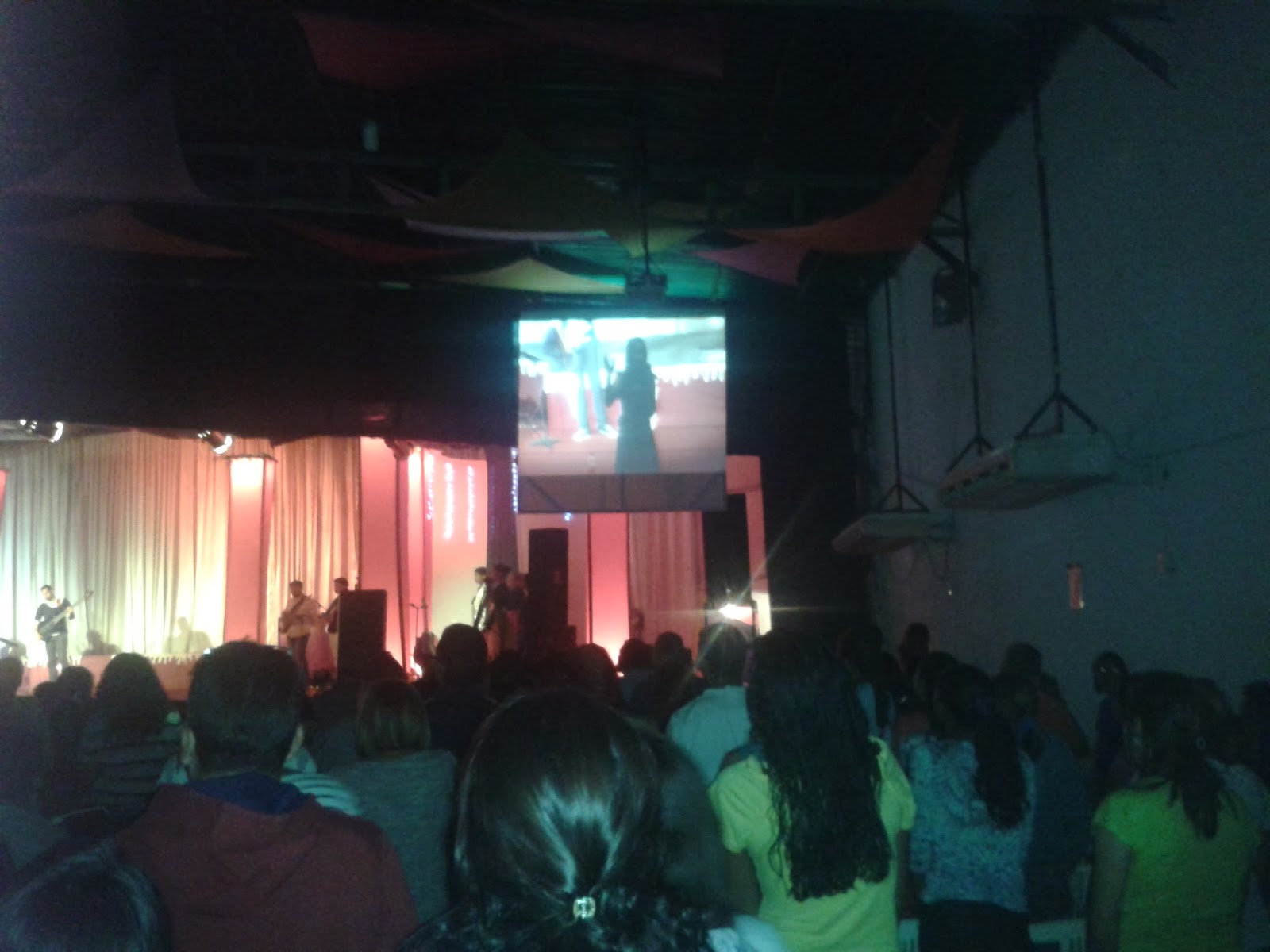 Redes Uni2 Jennifer Salinas Una Cantante Cuyas Letras Provienen Del Trono redes uni2