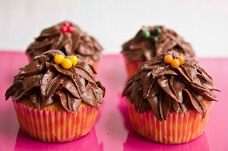 Cupcakes de vainilla y hojas de chocolate