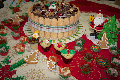 torta natalina de nozes com cerejas e brigadeiros gourmets mais bicoitos de gengibre